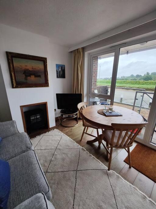 Stunning 1 Bedroom Apartment Over Looking River Rye Exteriör bild