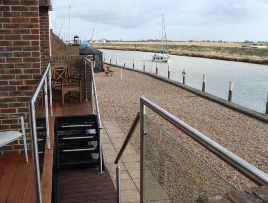 Stunning 1 Bedroom Apartment Over Looking River Rye Exteriör bild